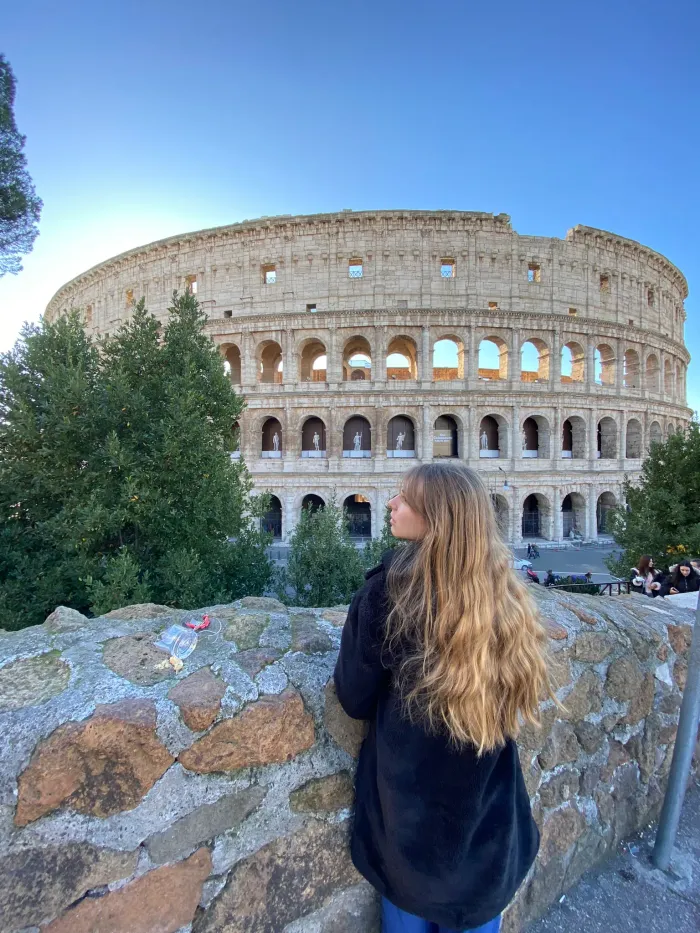Laura Couget, travel planner sur mesure, devant le Colisée à Rome