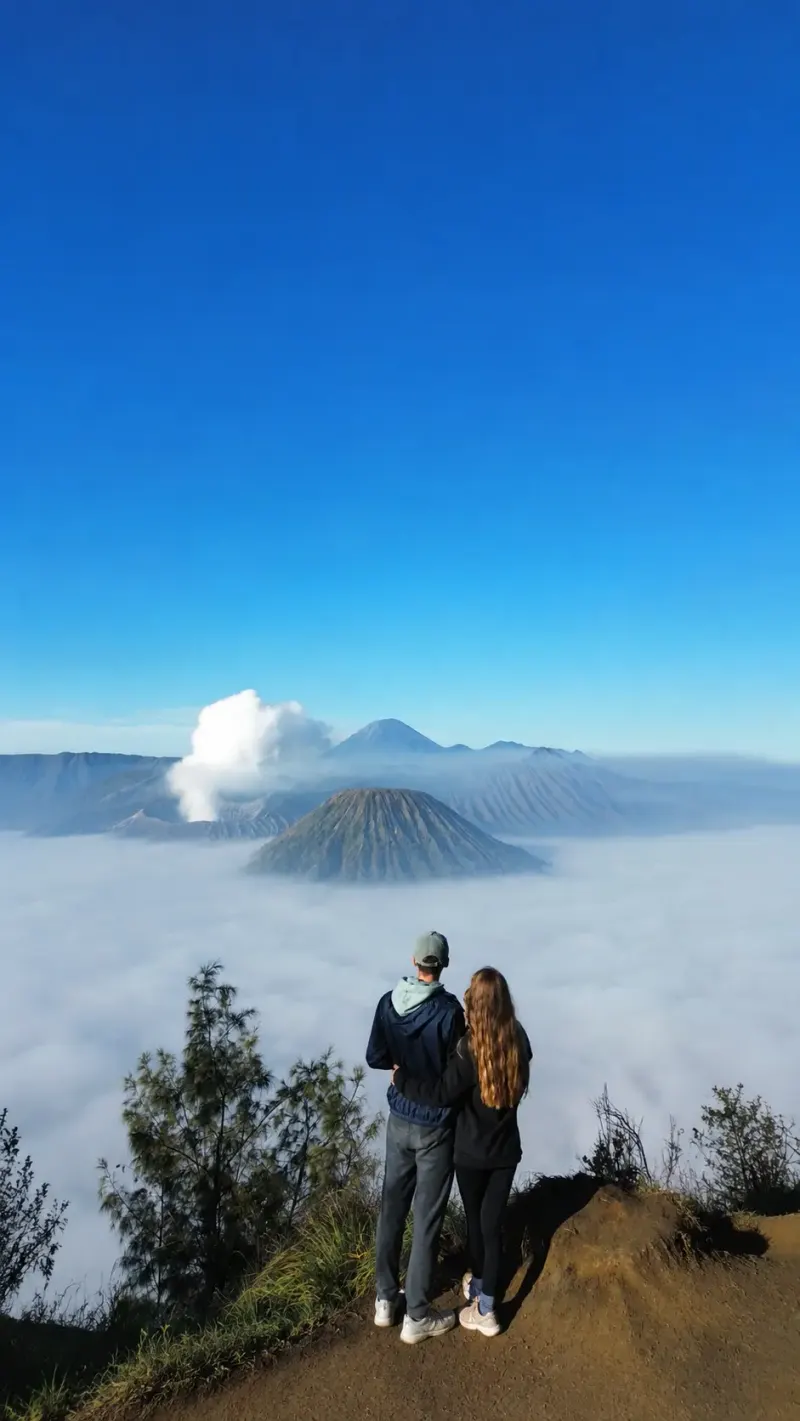 Couple devant le Mont Bromo et sa mer de nuages, Java, Indonésie — itinéraire sur mesure