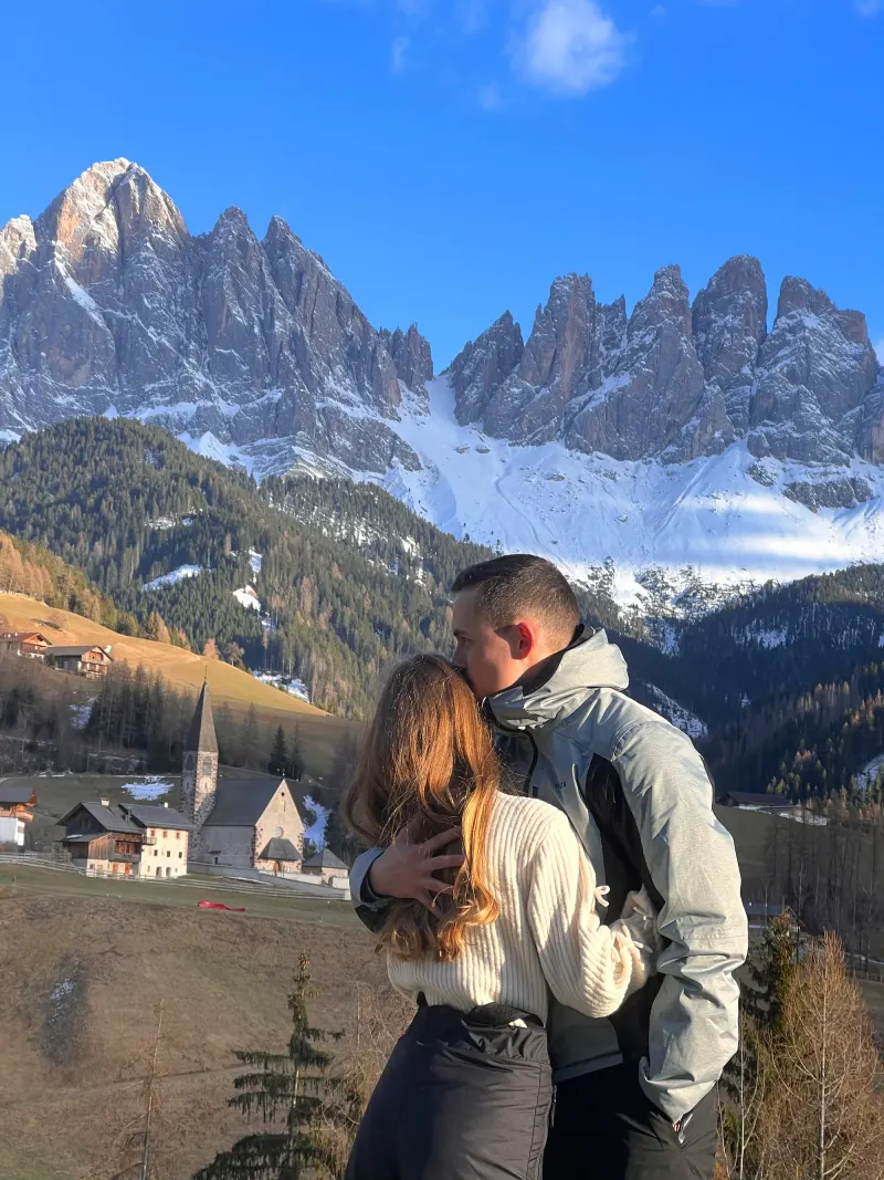 Couple devant les Dolomites enneigées au Val di Funes en Italie — itinéraire sur mesure