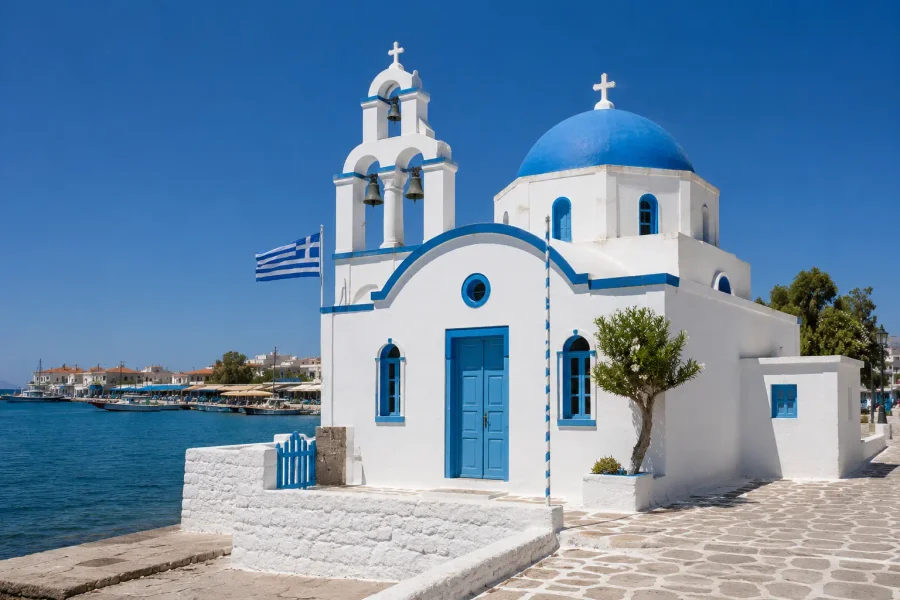 Voyage en Grèce — église blanche au dôme bleu, architecture des Cyclades