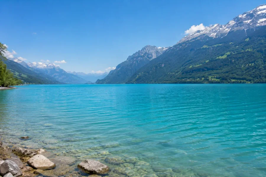 Voyage en Suisse — lac de Brienz aux eaux turquoise au cœur des Alpes