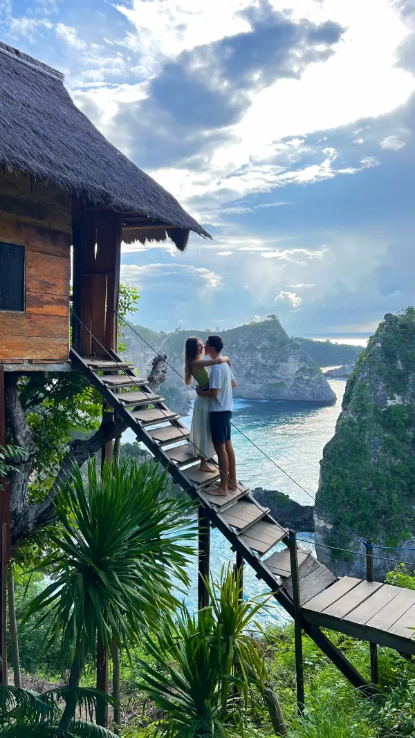 Couple sur une terrasse à Nusa Penida, Bali