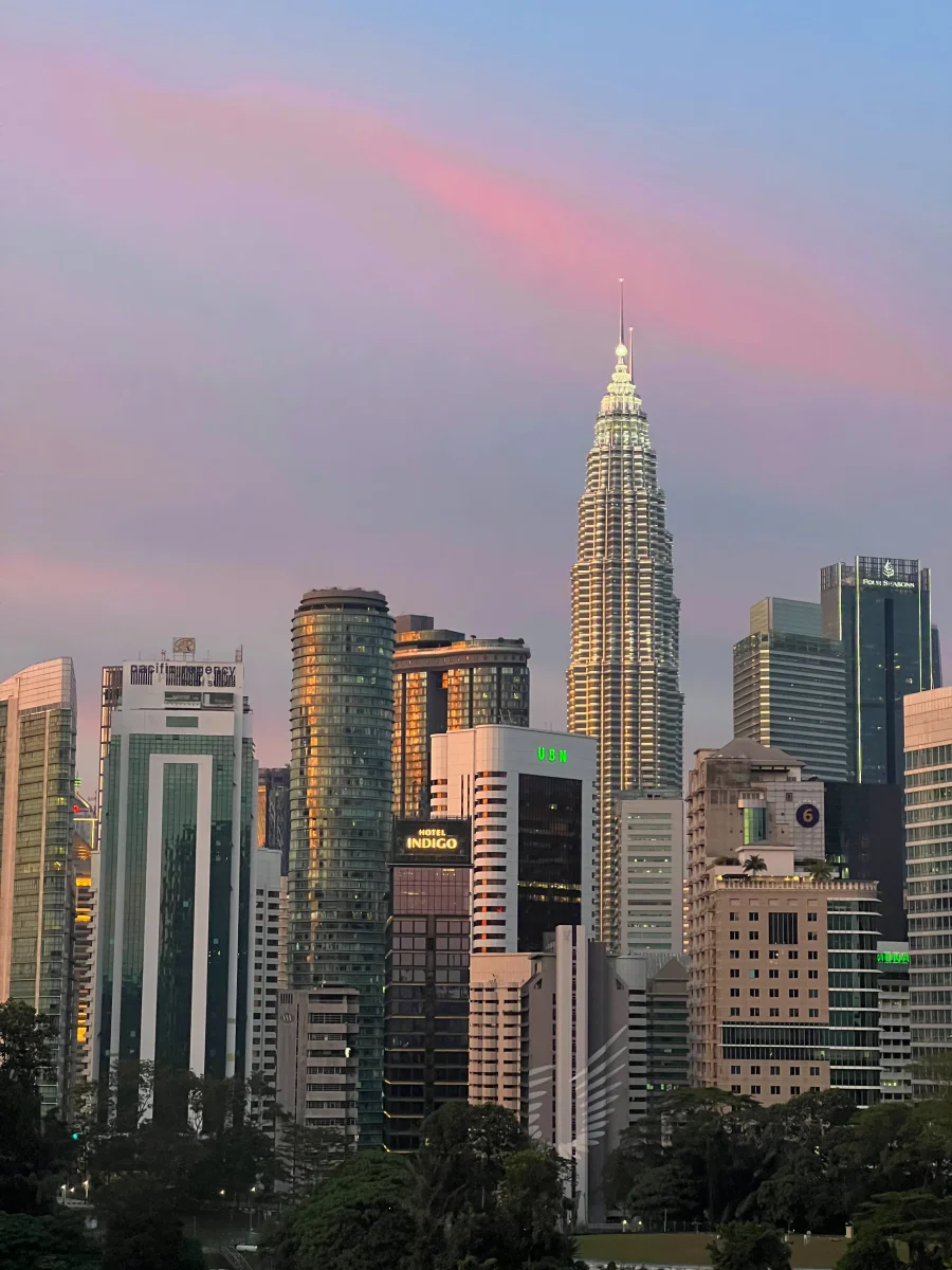 Voyage en Malaisie — Petronas Twin Towers et skyline de Kuala Lumpur au crépuscule