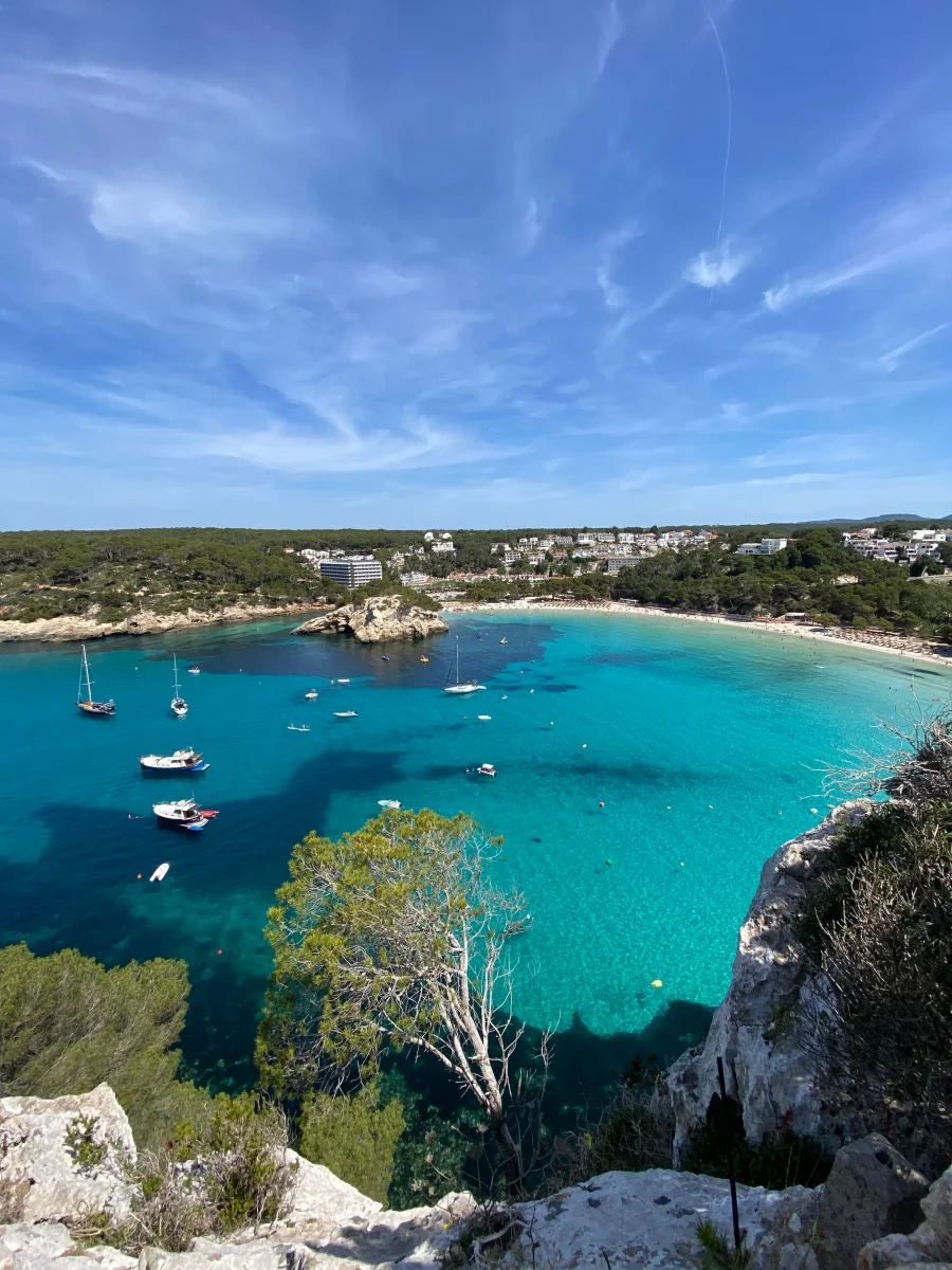 Voyage en Espagne — plage aux eaux turquoise des Baléares