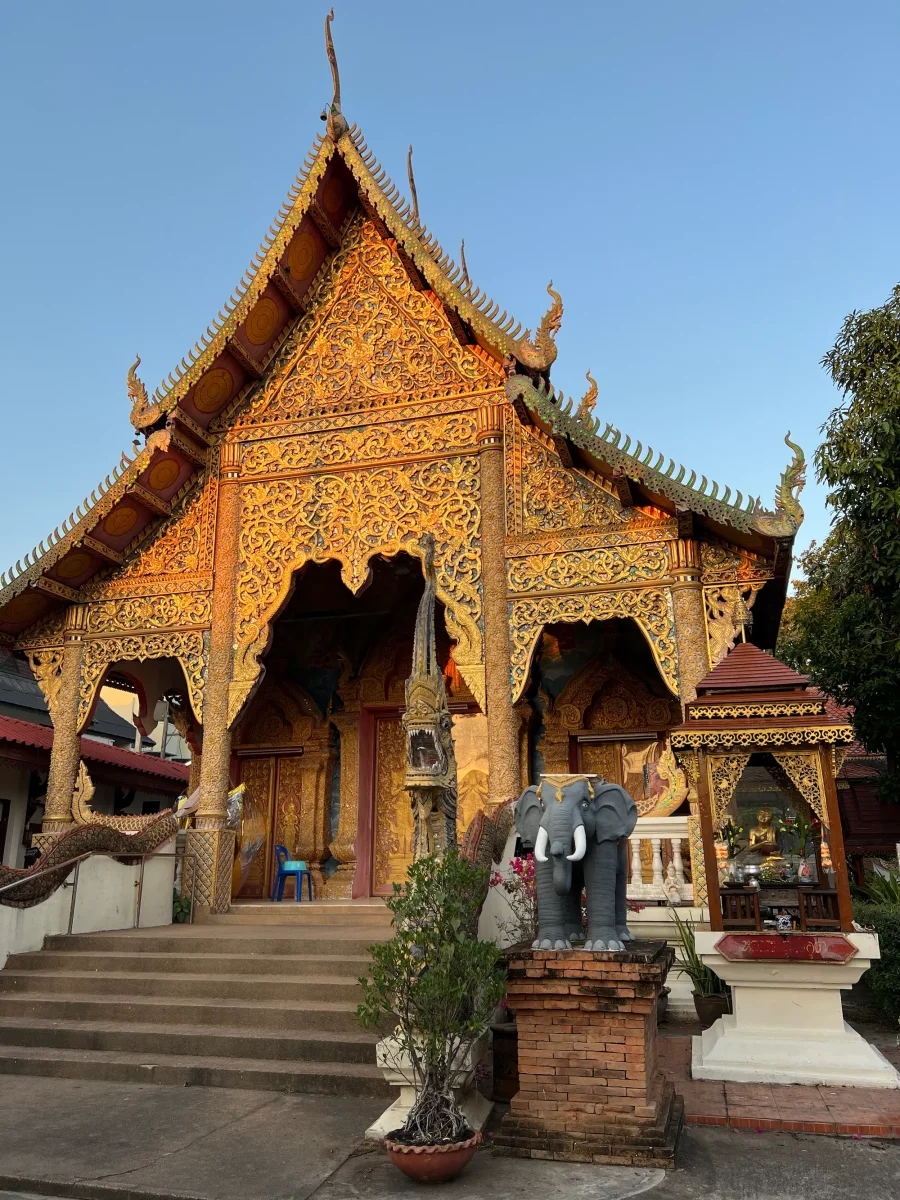 Voyage en Thaïlande — temple Lanna doré au cœur de Chiang Mai