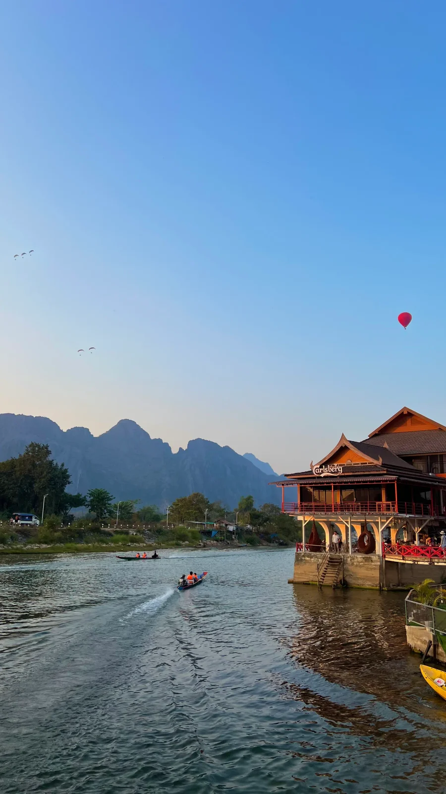 Voyage au Laos — rivière et paysage karstique de Vang Vieng au coucher du soleil