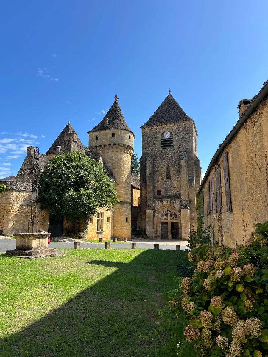 Voyage en France — village médiéval du Périgord, pierre dorée et tours rondes